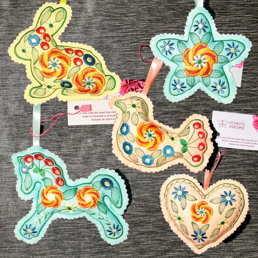 Набір різдвяних прикрас, за мотивами наддніпрянських орнаментів.